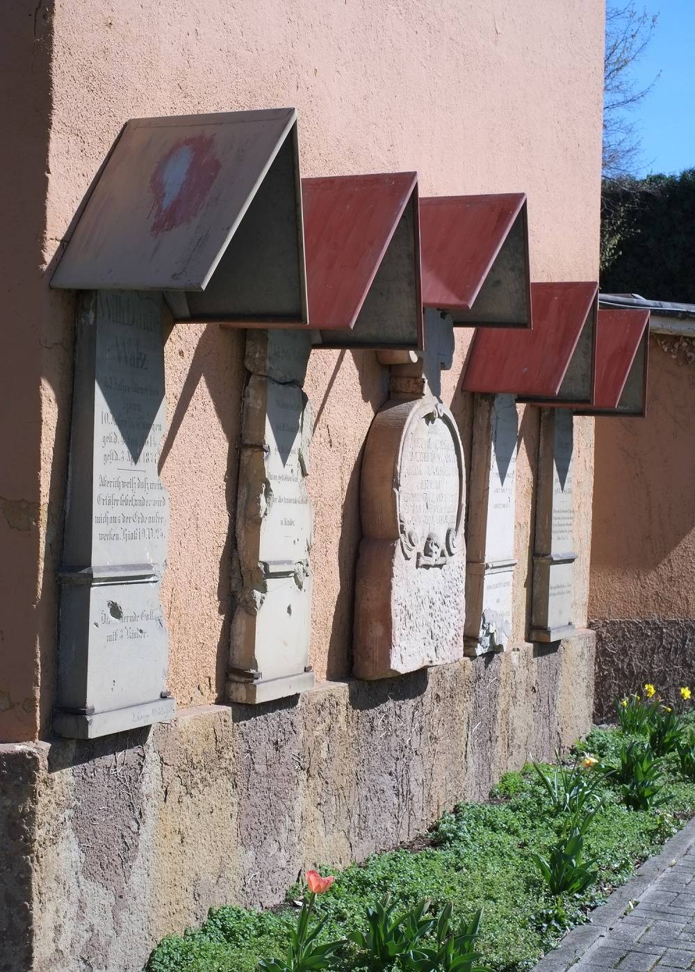 Epitaphien hinter der Kirche
